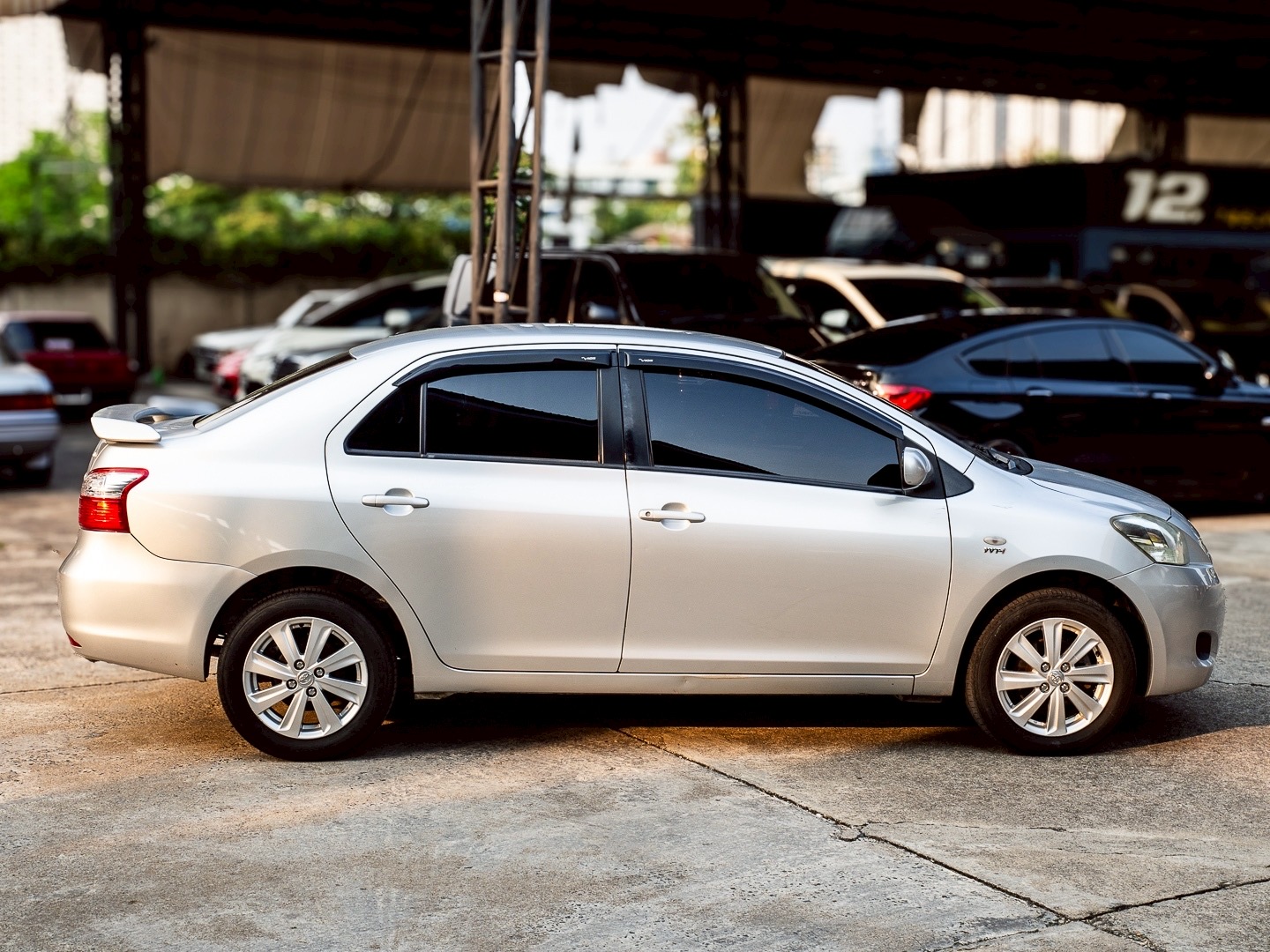 2011 Toyota Vios สีเทา (รูปที่ 3)
