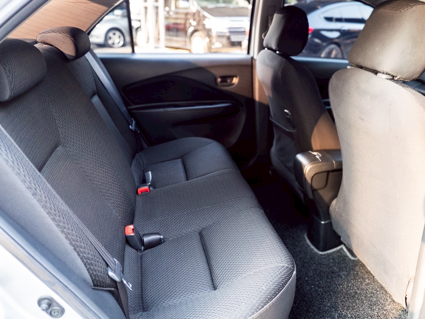 2011 Toyota Vios สีเทา (รูปที่ 10)