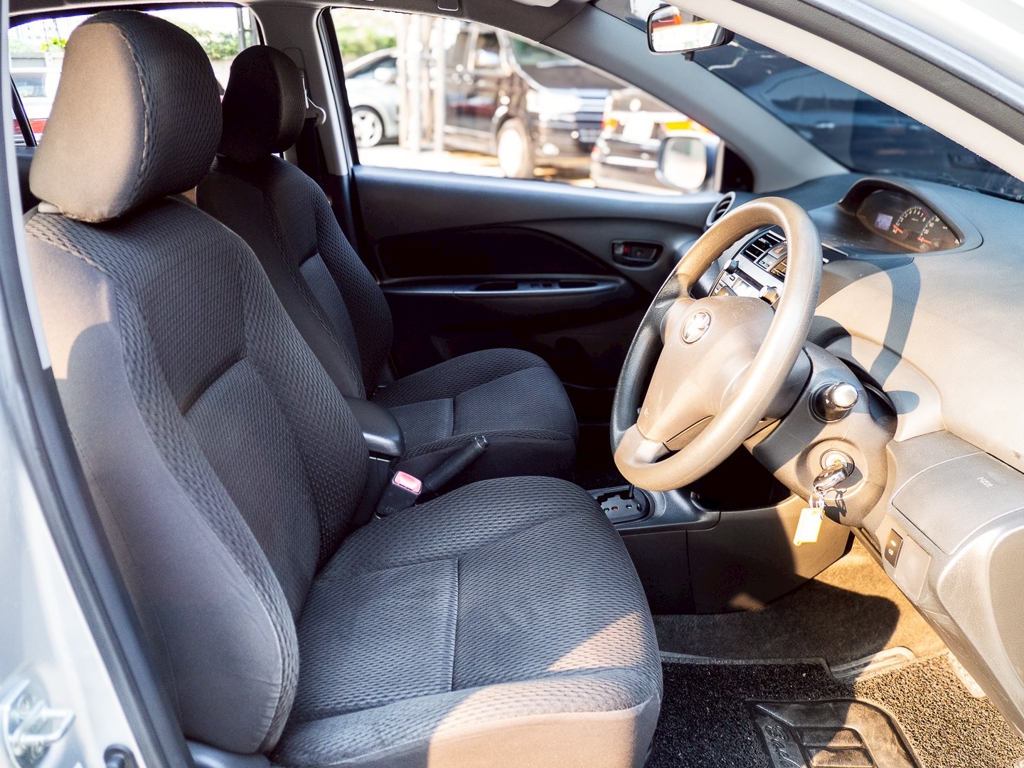 2011 Toyota Vios สีเทา (รูปที่ 7)