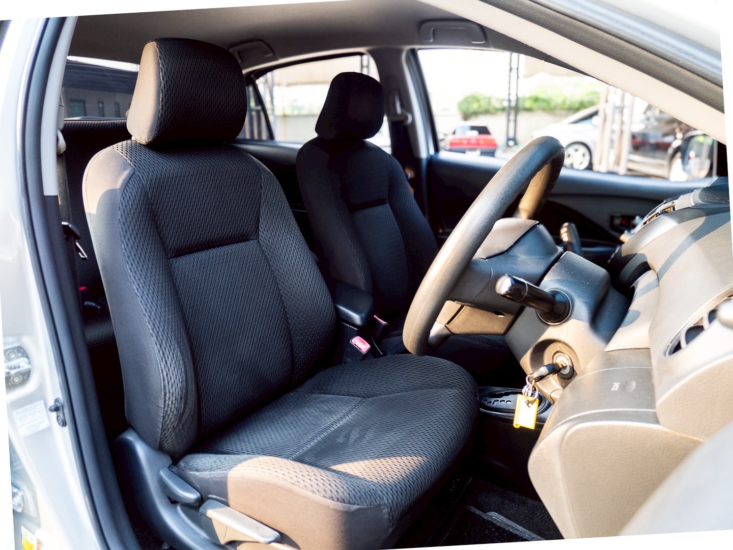 2011 Toyota Vios สีเทา (รูปที่ 9)