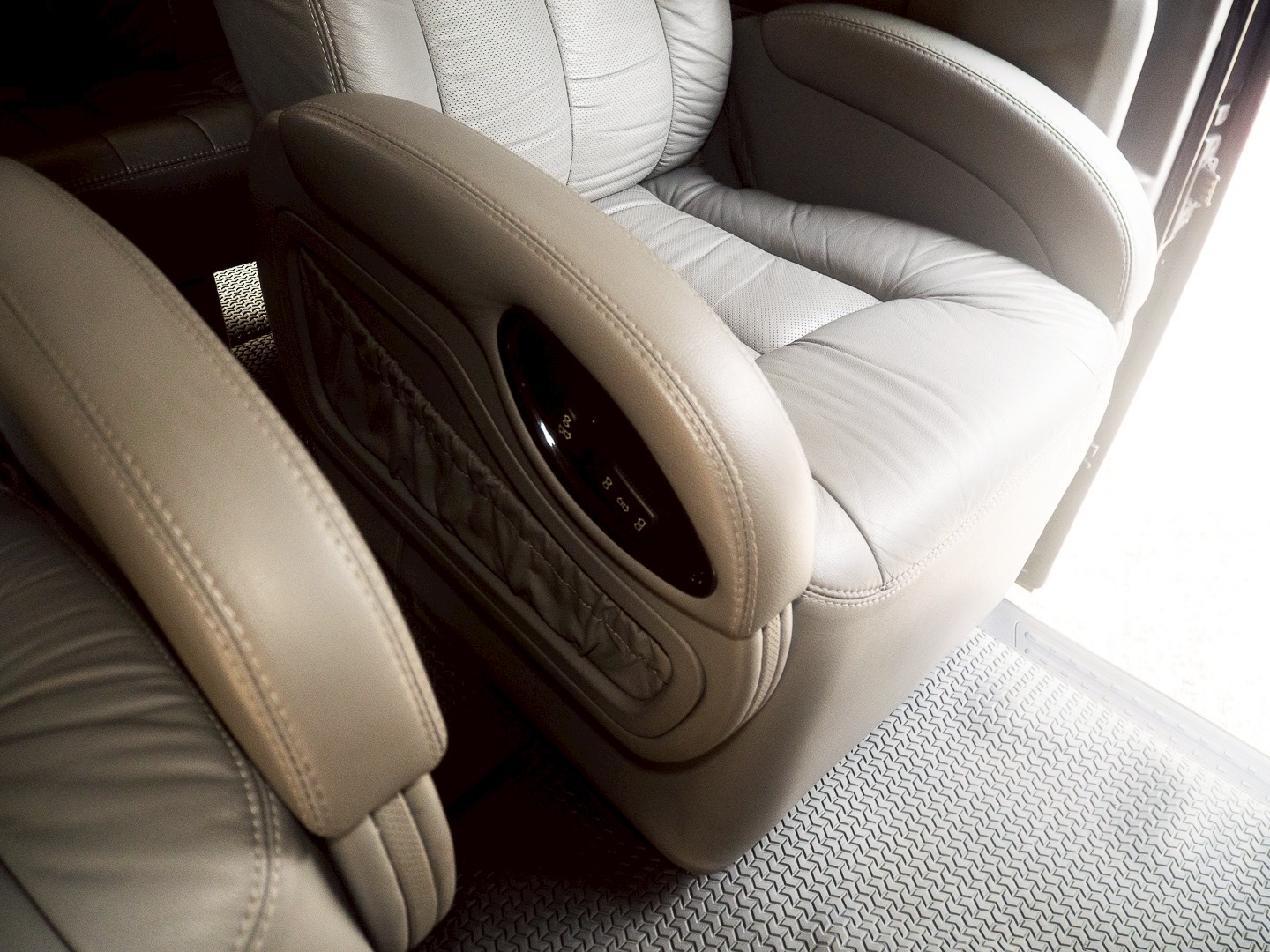 2014 Volkswagen Transporter (Caravelle) Caravelle สีดำ (รูปที่ 12)