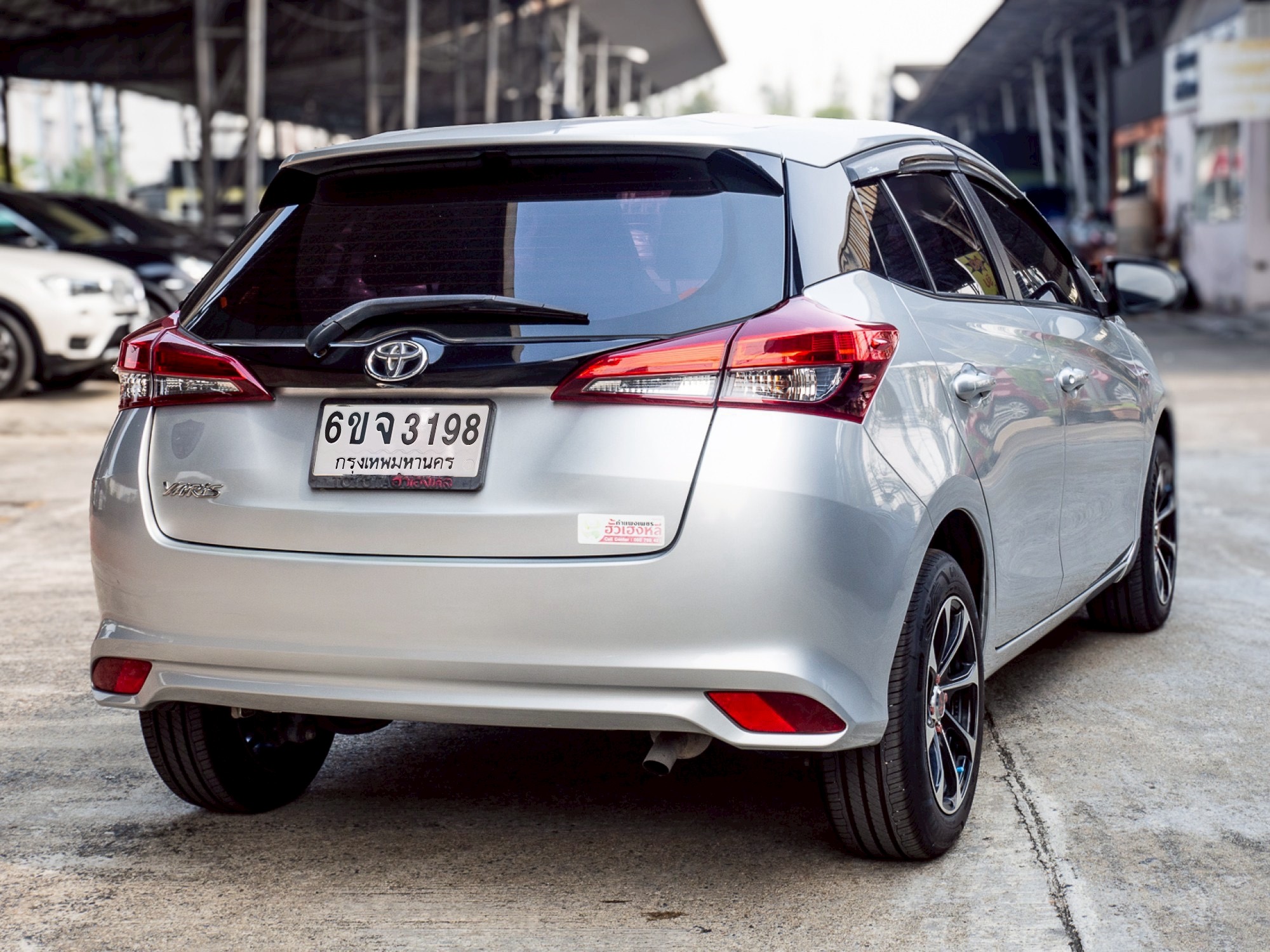 2020 Toyota Yaris สีเงิน (รูปที่ 4)