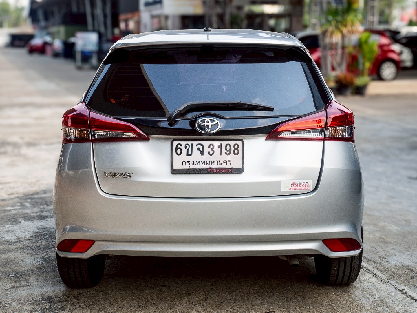 2020 Toyota Yaris สีเงิน (รูปที่ 5)