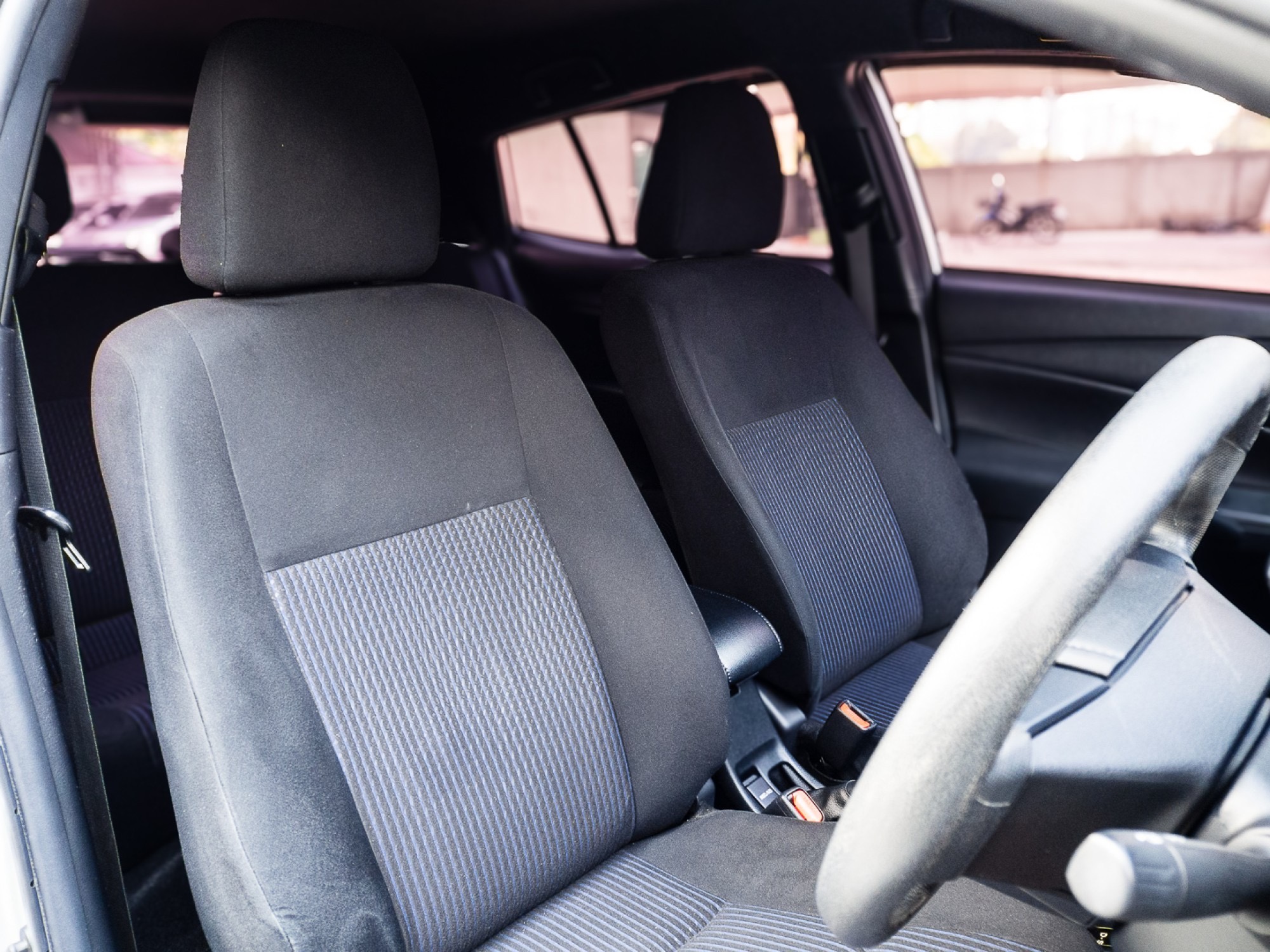 2020 Toyota Yaris สีเงิน (รูปที่ 8)