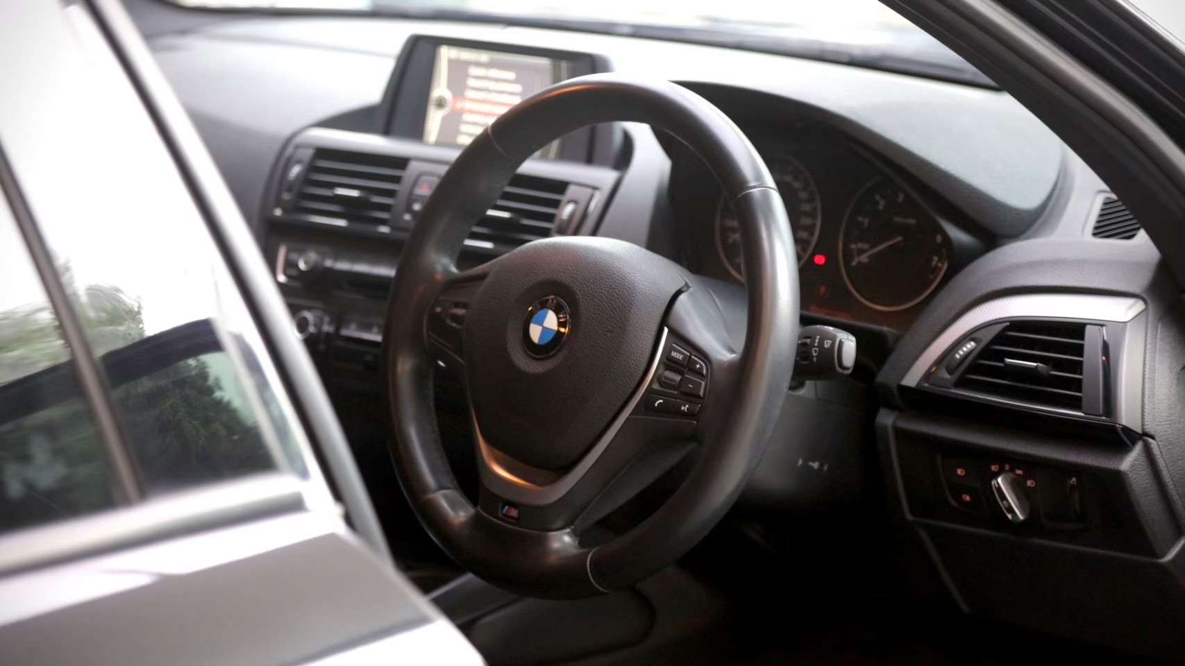2013 BMW 116i M Sport สีดำ (รูปที่ 4)