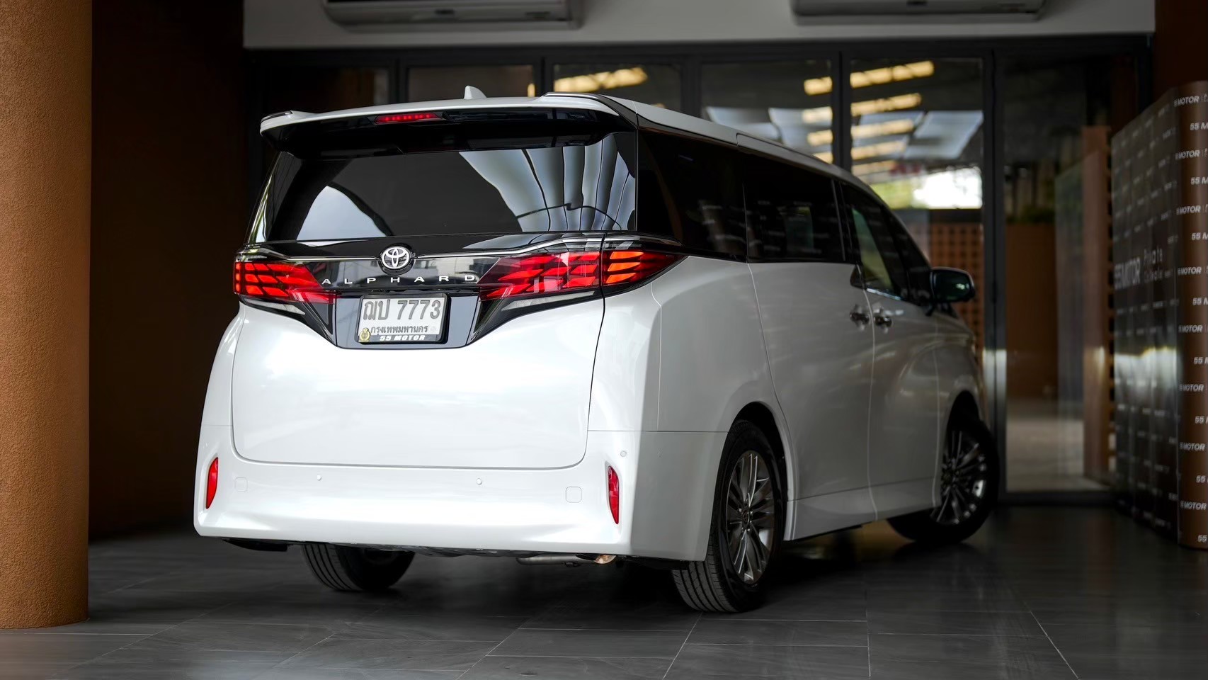 2024 Toyota Alphard สีขาว (รูปที่ 6)