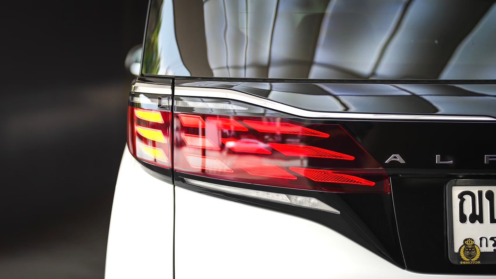 2024 Toyota Alphard สีขาว (รูปที่ 4)