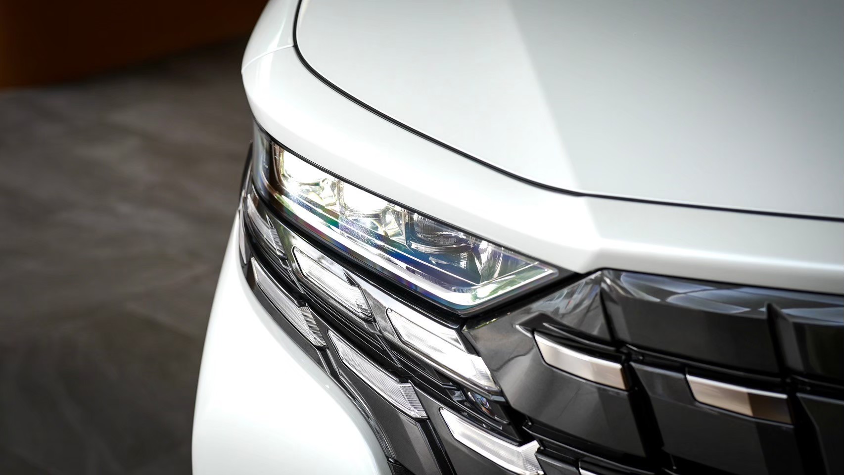 2024 Toyota Alphard สีขาว (รูปที่ 5)