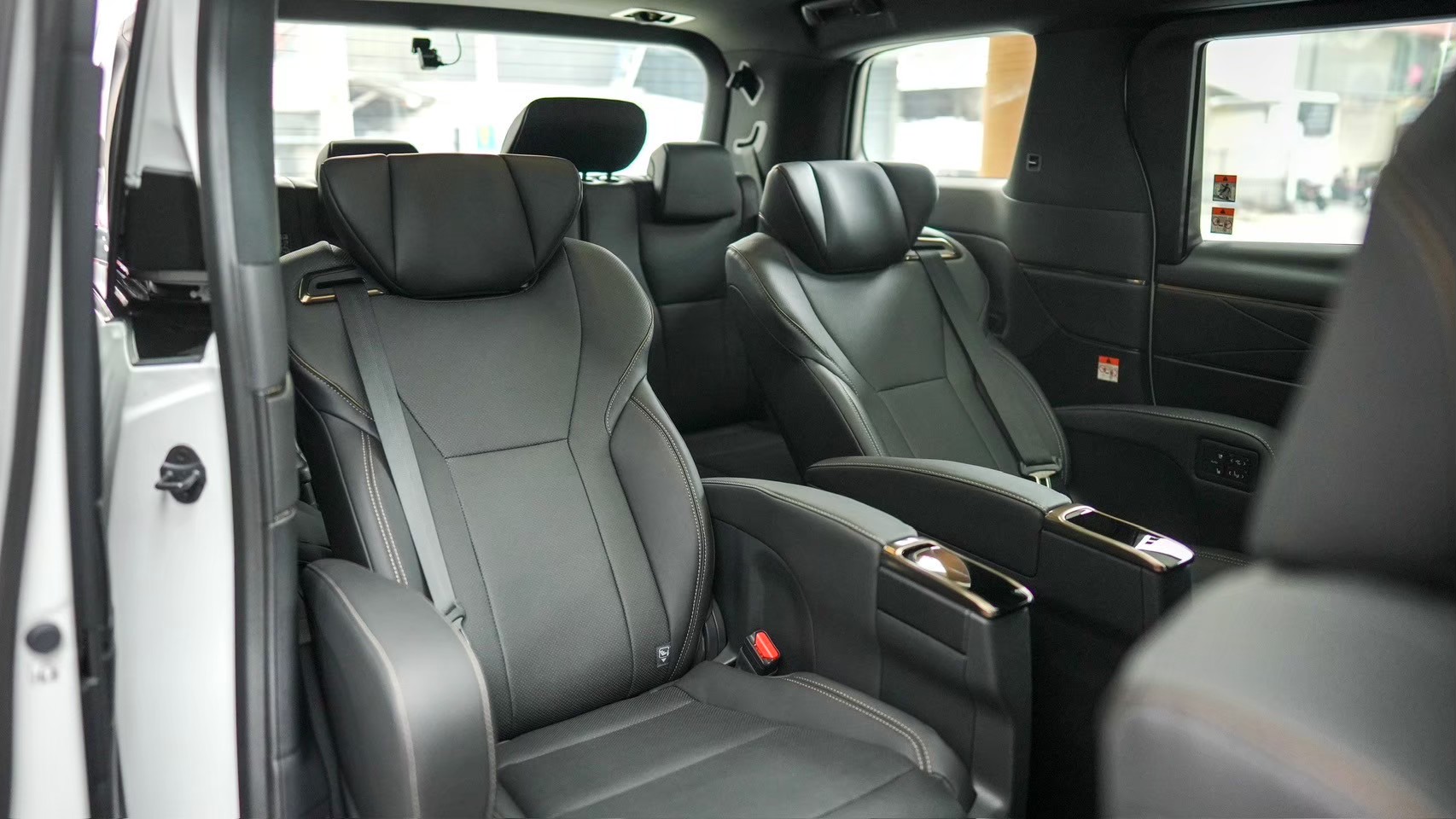 2024 Toyota Alphard สีขาว (รูปที่ 14)
