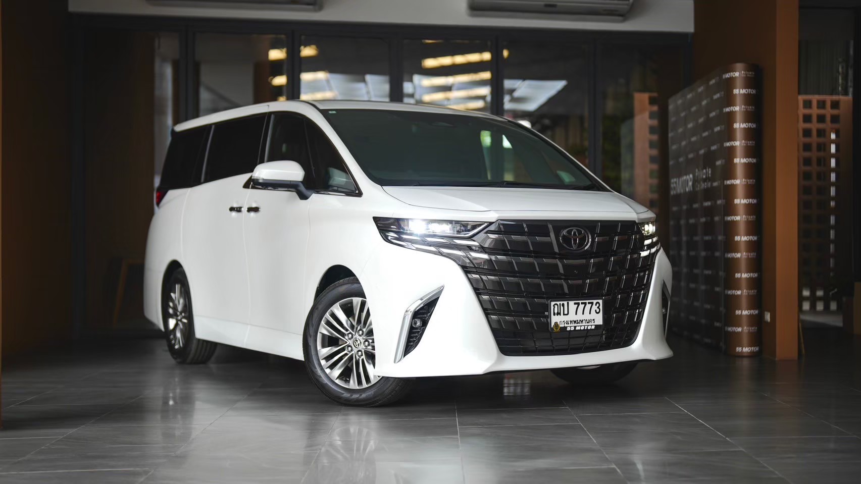 2024 Toyota Alphard สีขาว