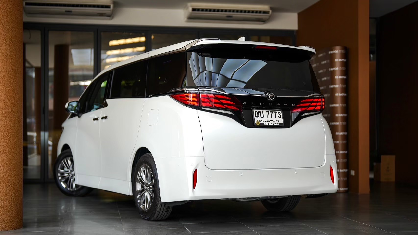 2024 Toyota Alphard สีขาว (รูปที่ 3)