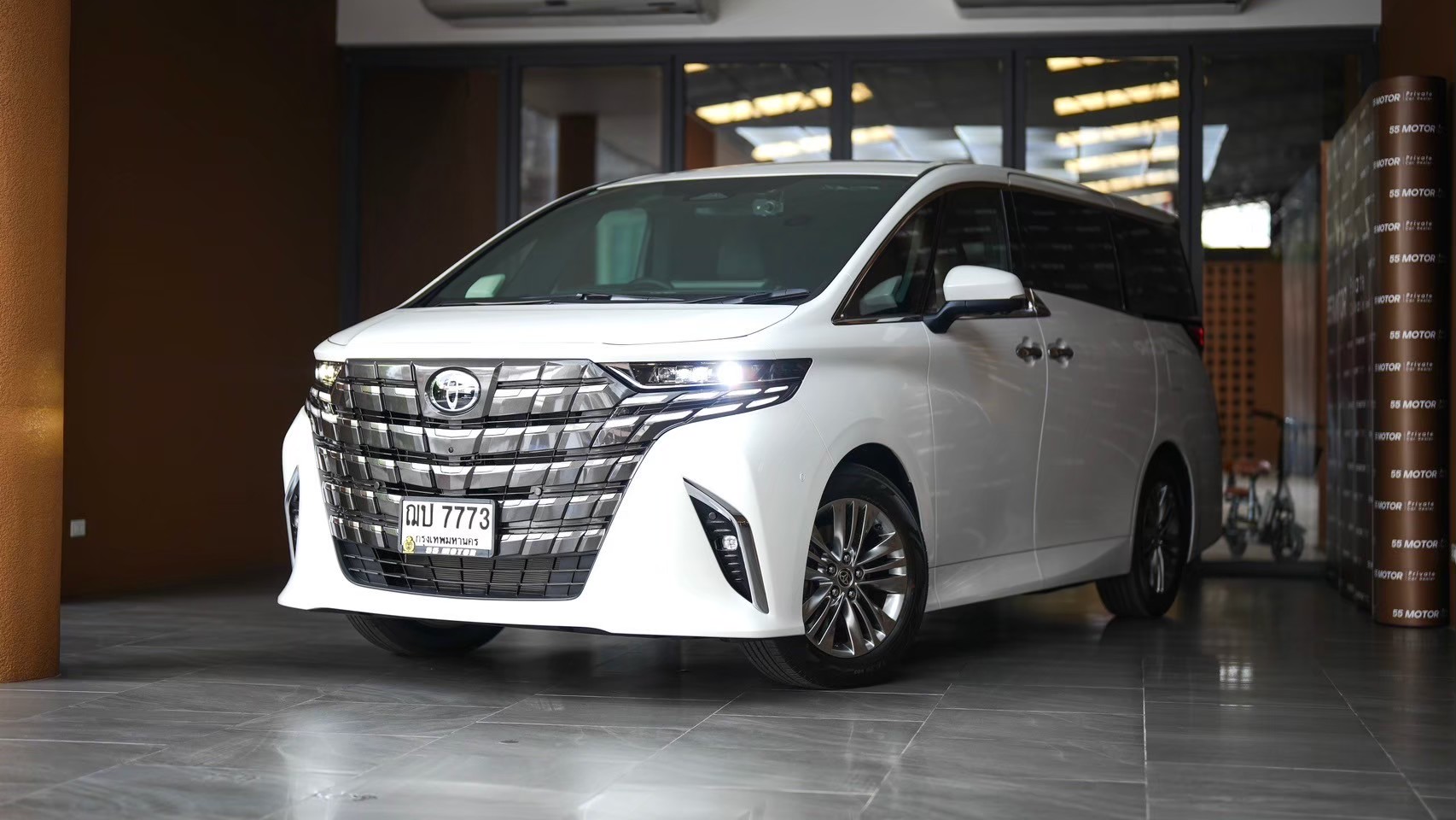 2024 Toyota Alphard สีขาว (รูปที่ 2)