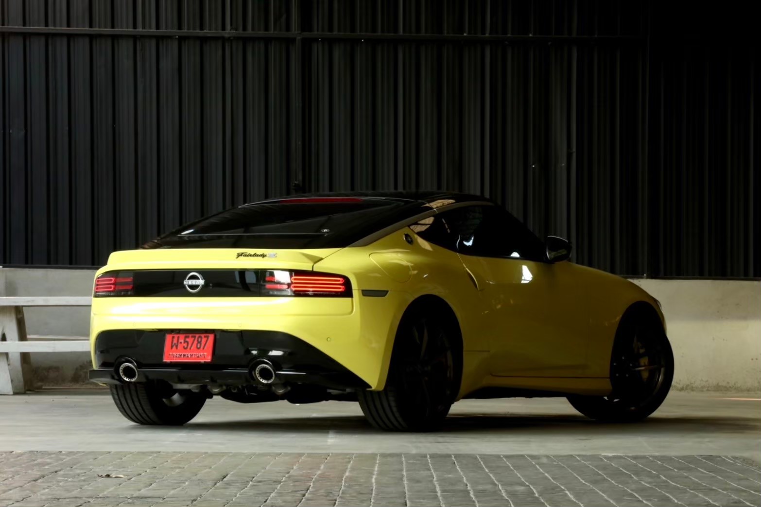 2024 Nissan Fairlady Z 370Z สีเหลือง (รูปที่ 3)