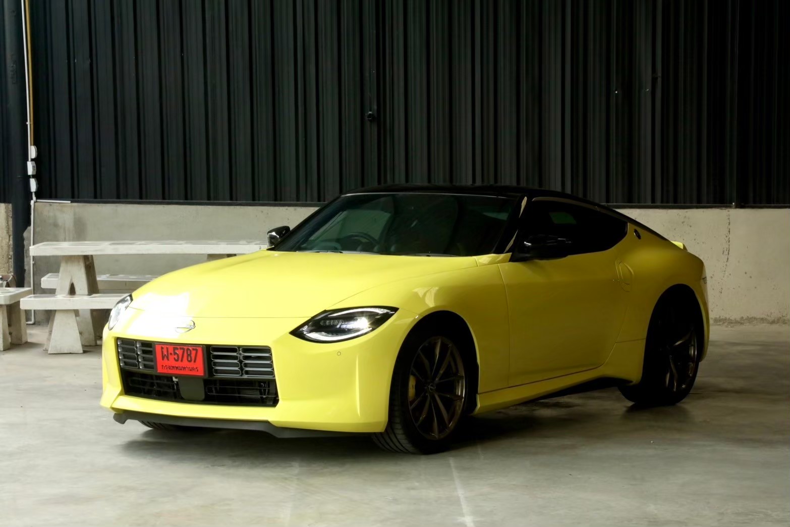 2024 Nissan Fairlady Z 370Z สีเหลือง