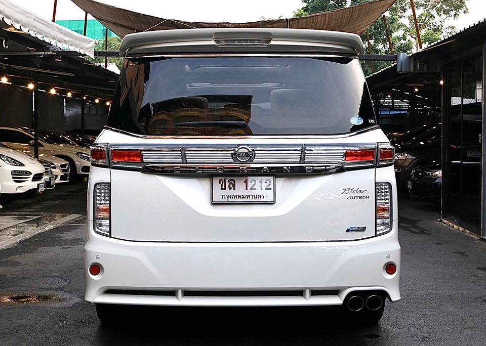 Nissan Elgrand ปี 2012 สีขาว