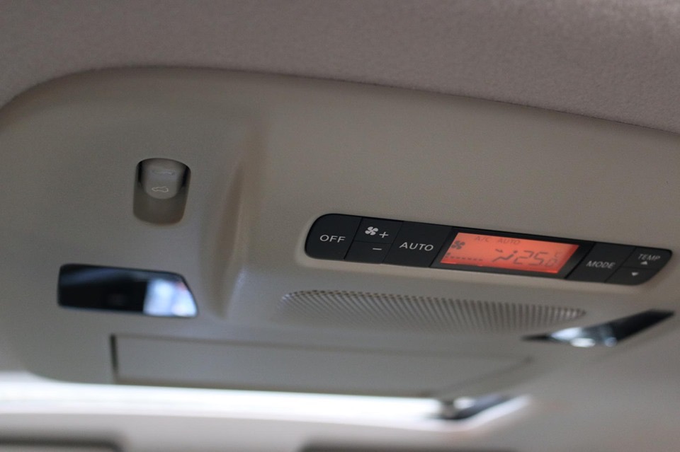 Nissan Elgrand ปี 2012 สีขาว (รูปที่ 20)