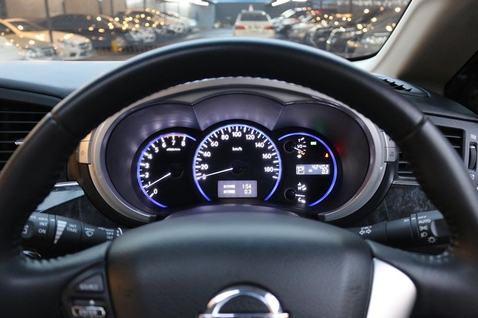 Nissan Elgrand ปี 2012 สีขาว (รูปที่ 25)