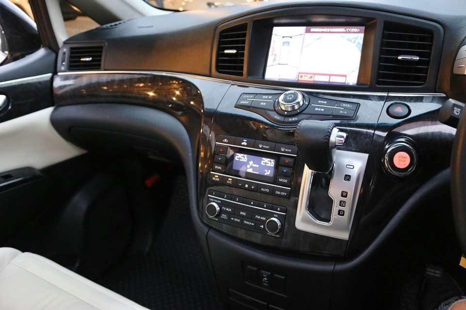 Nissan Elgrand ปี 2012 สีขาว (รูปที่ 11)