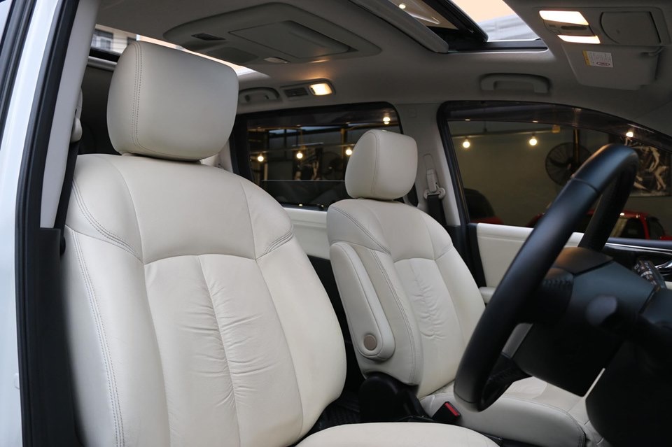 Nissan Elgrand ปี 2012 สีขาว (รูปที่ 14)