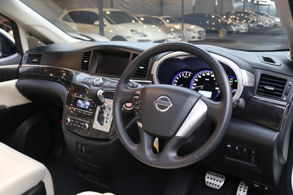 Nissan Elgrand ปี 2012 สีขาว (รูปที่ 8)