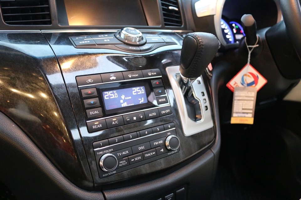 Nissan Elgrand ปี 2012 สีขาว (รูปที่ 12)
