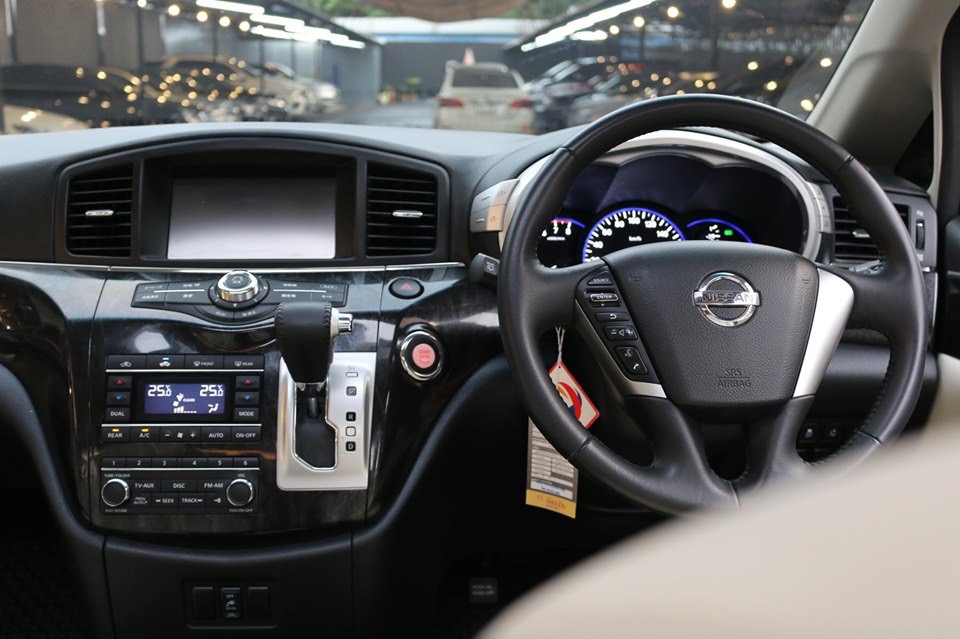 Nissan Elgrand ปี 2012 สีขาว (รูปที่ 10)