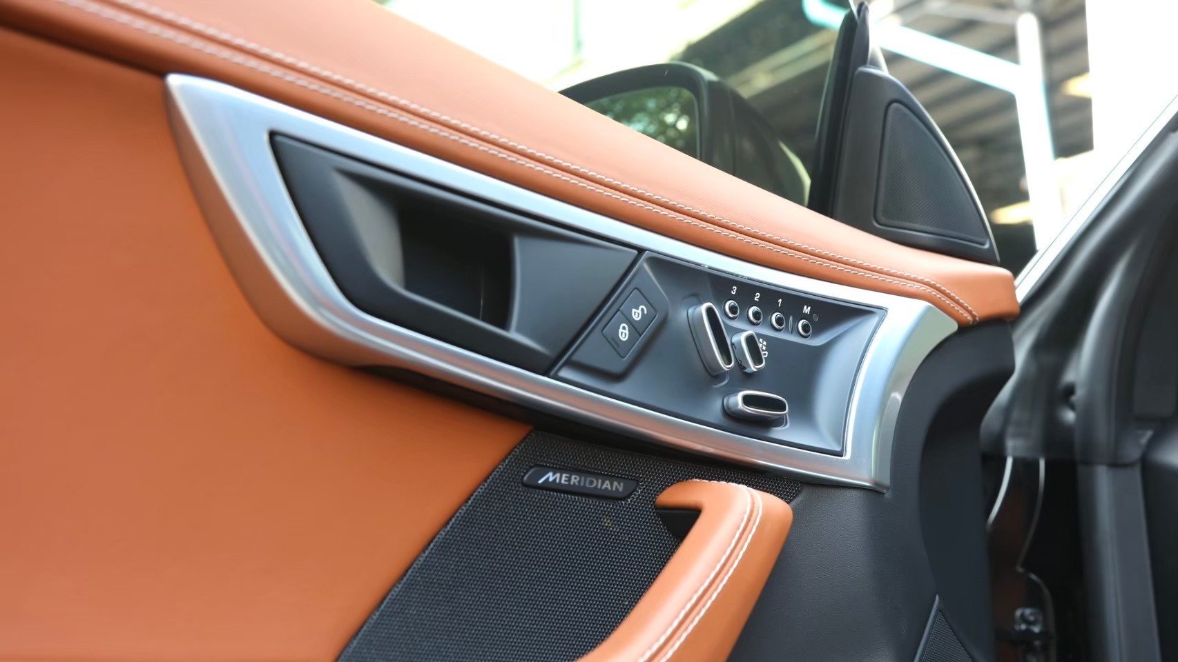 2019 Jaguar F-Type Coupe สีดำ (รูปที่ 19)