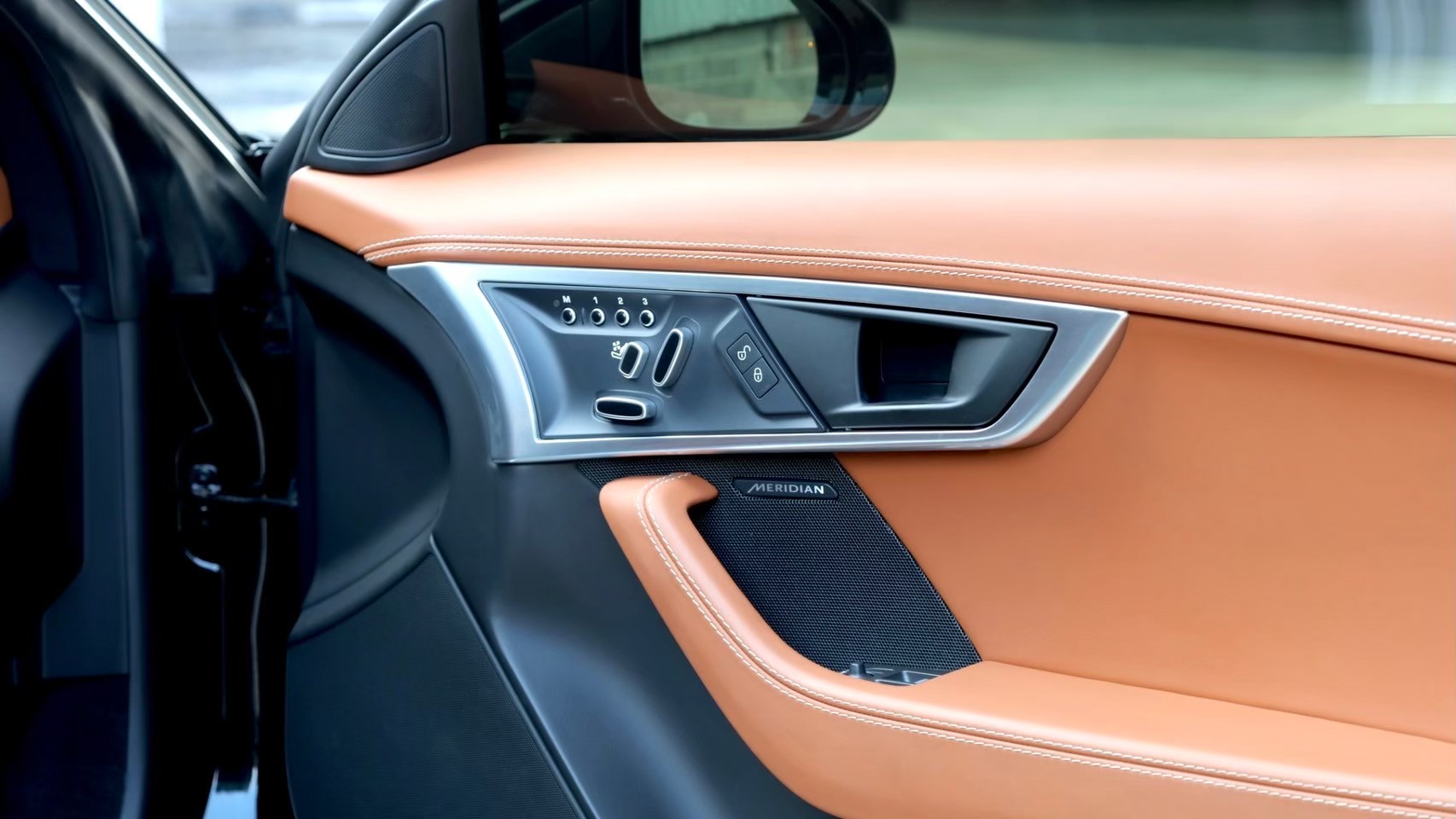 2019 Jaguar F-Type Coupe สีดำ (รูปที่ 14)