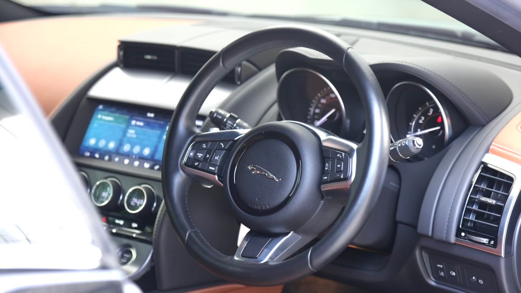 2019 Jaguar F-Type Coupe สีดำ (รูปที่ 10)