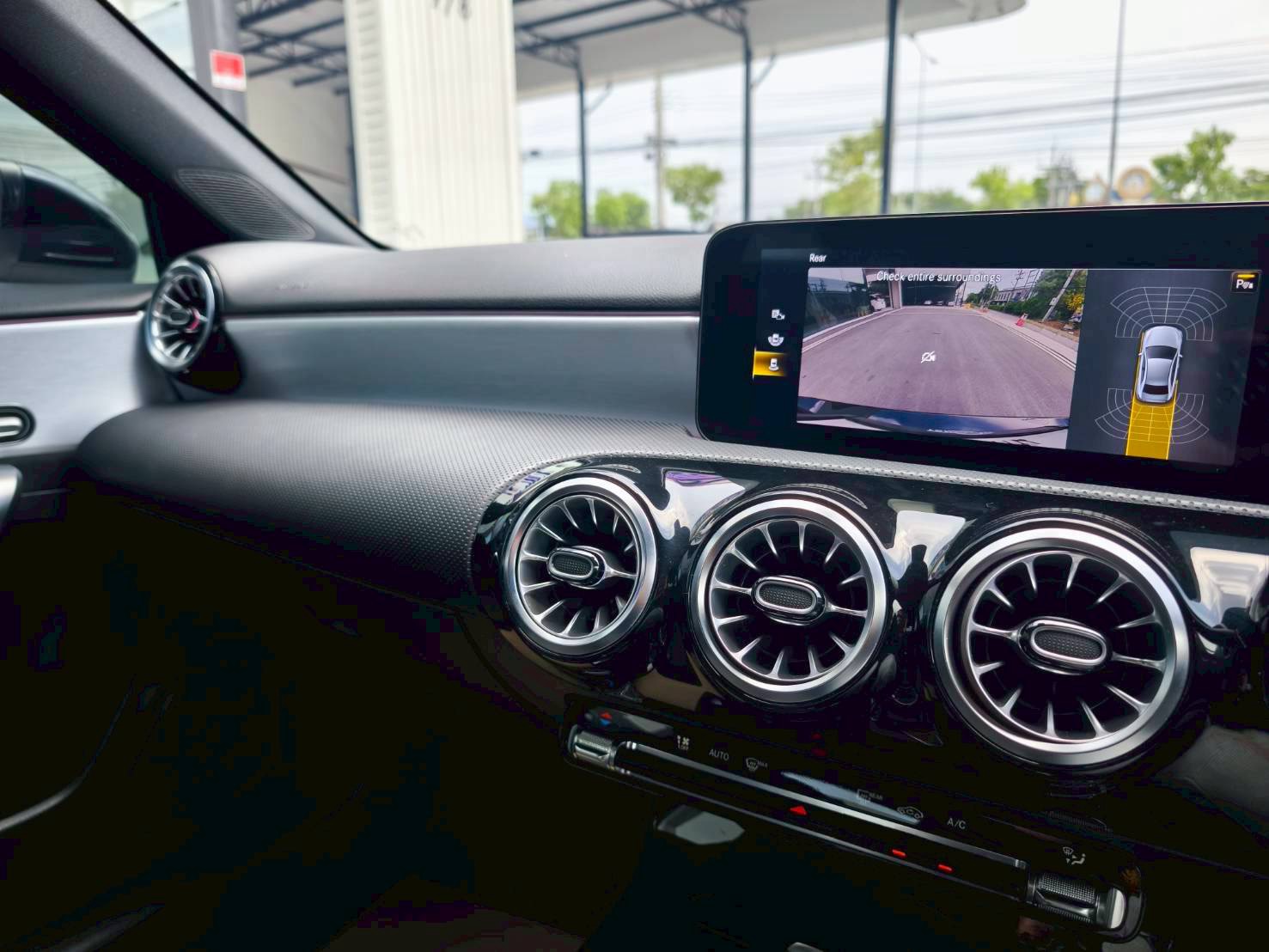 2022 Mercedes-Benz A-Class A 200 AMG สีดำ (รูปที่ 10)