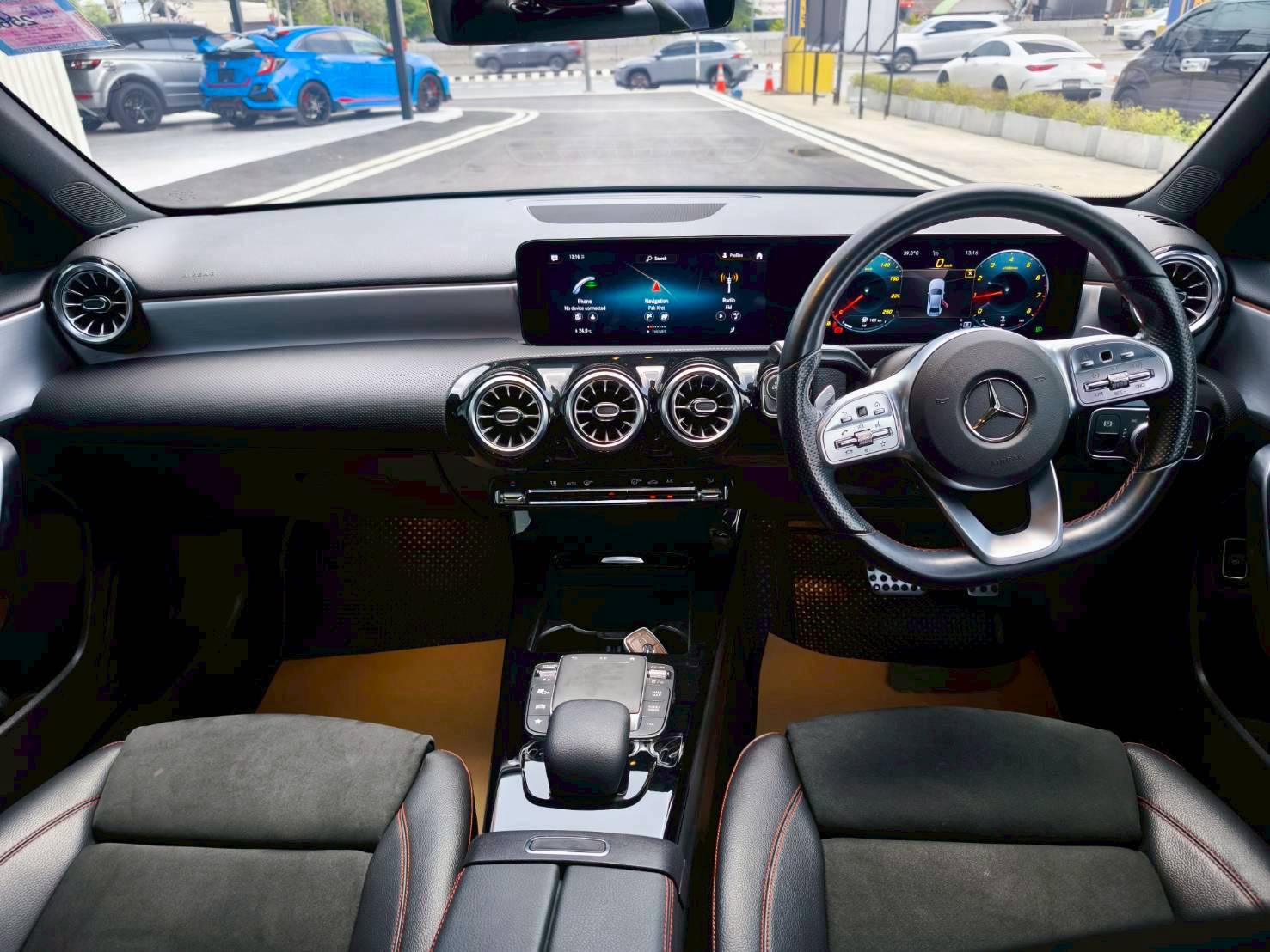 2022 Mercedes-Benz A-Class A 200 AMG สีดำ (รูปที่ 6)