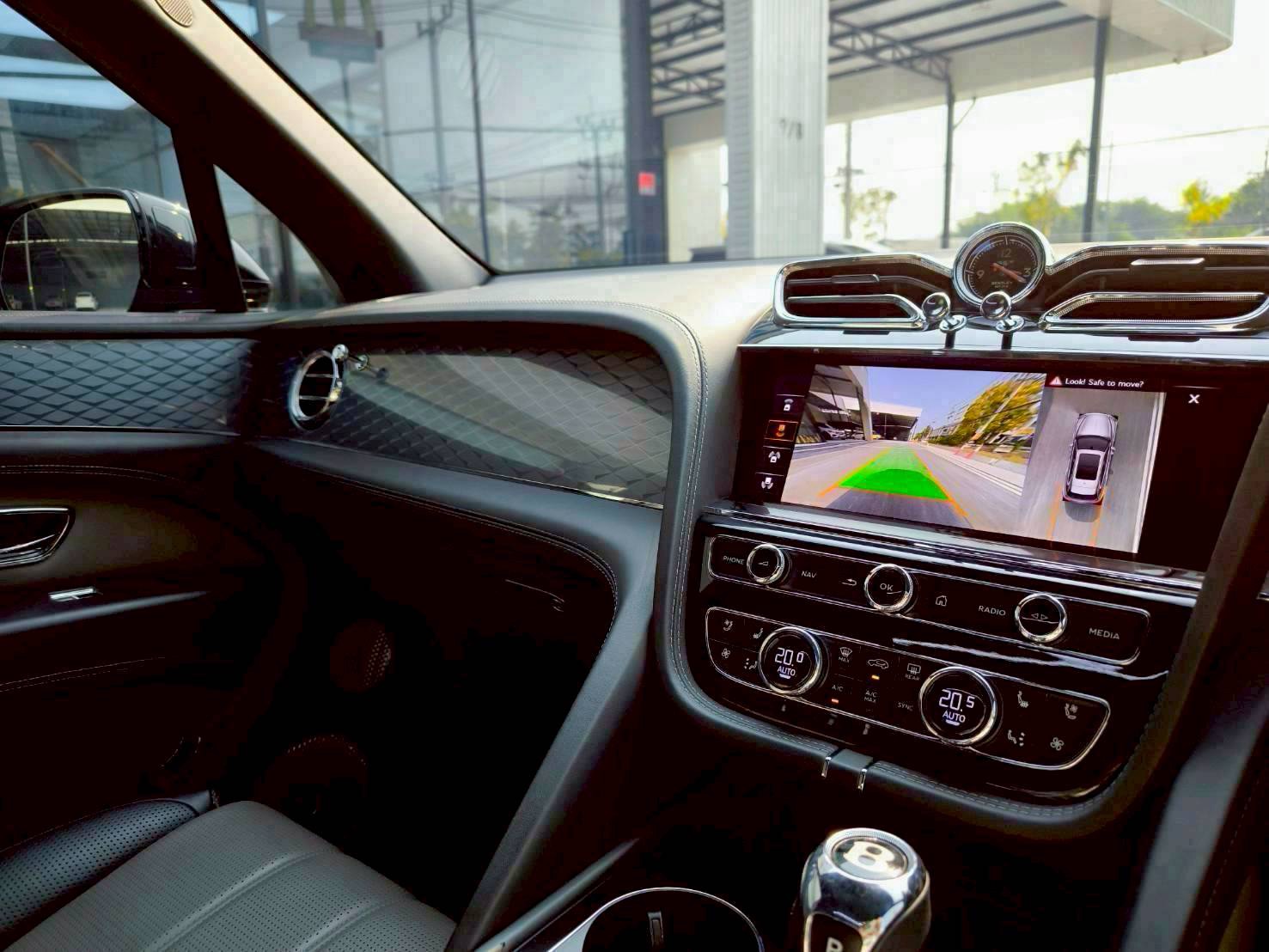 2022 Bentley Bentayga สีดำ (รูปที่ 11)