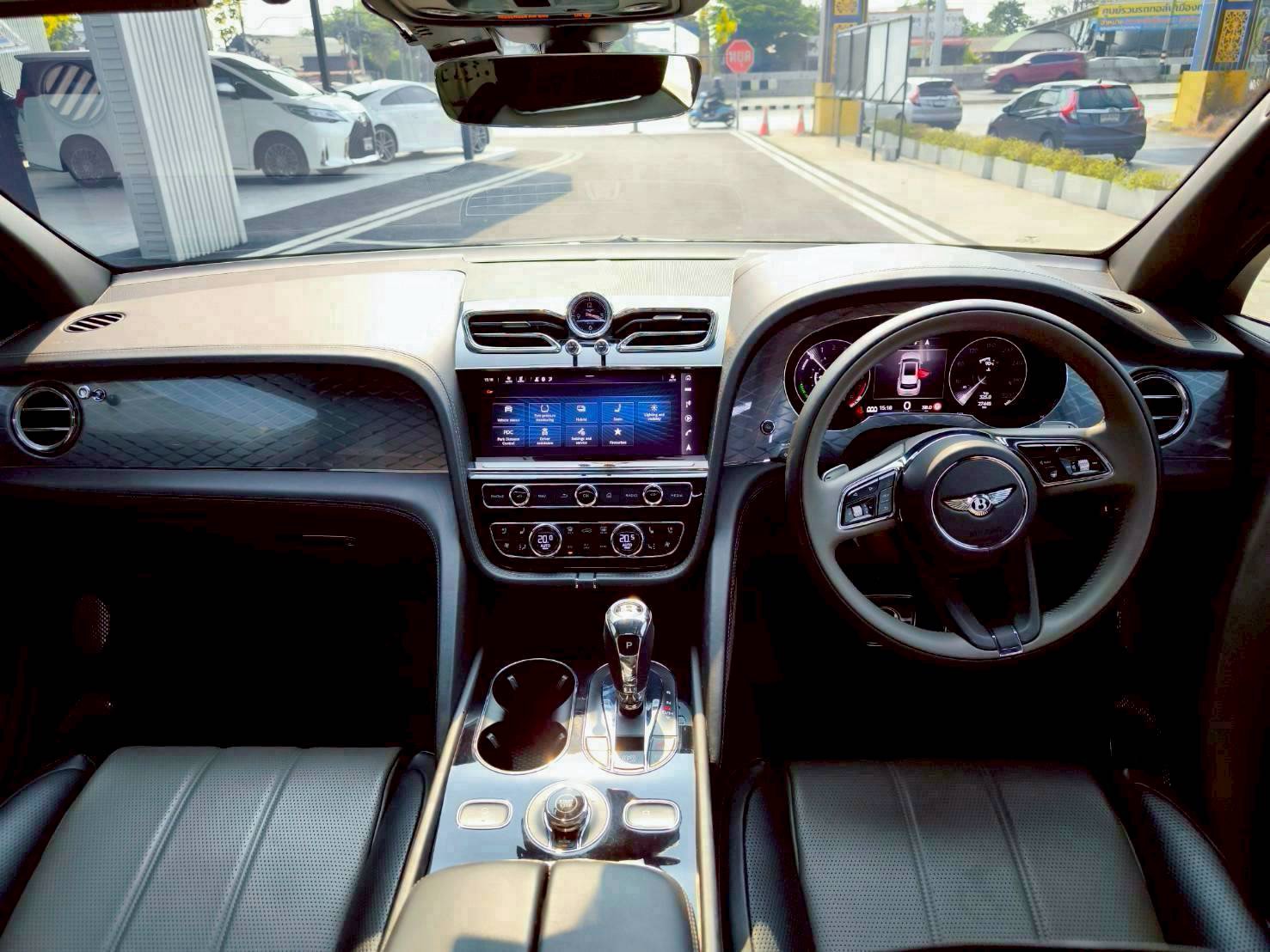 2022 Bentley Bentayga สีดำ (รูปที่ 8)