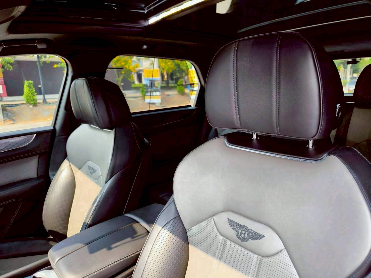 2022 Bentley Bentayga สีดำ (รูปที่ 10)