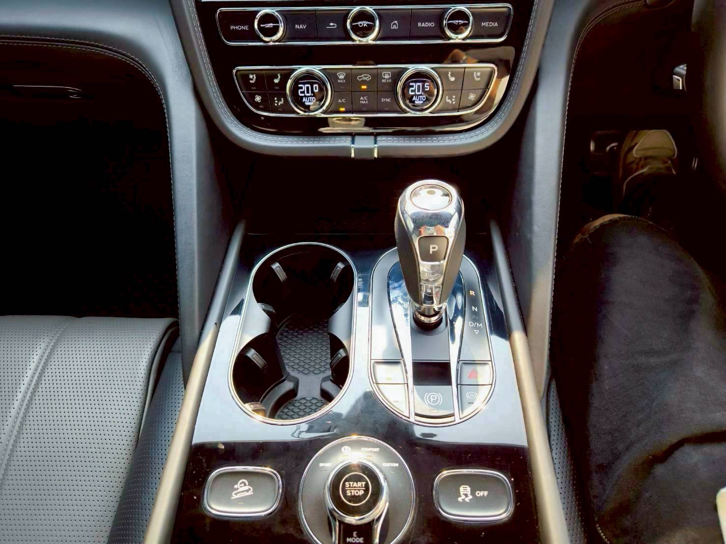 2022 Bentley Bentayga สีดำ (รูปที่ 9)