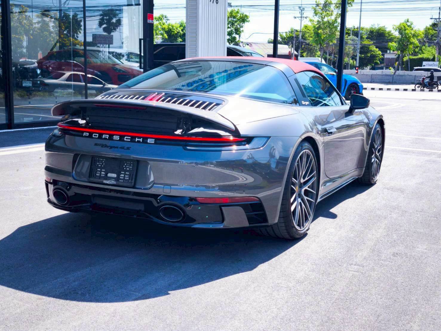 2022 Porsche 911 Targa 4S สีเทา (รูปที่ 17)