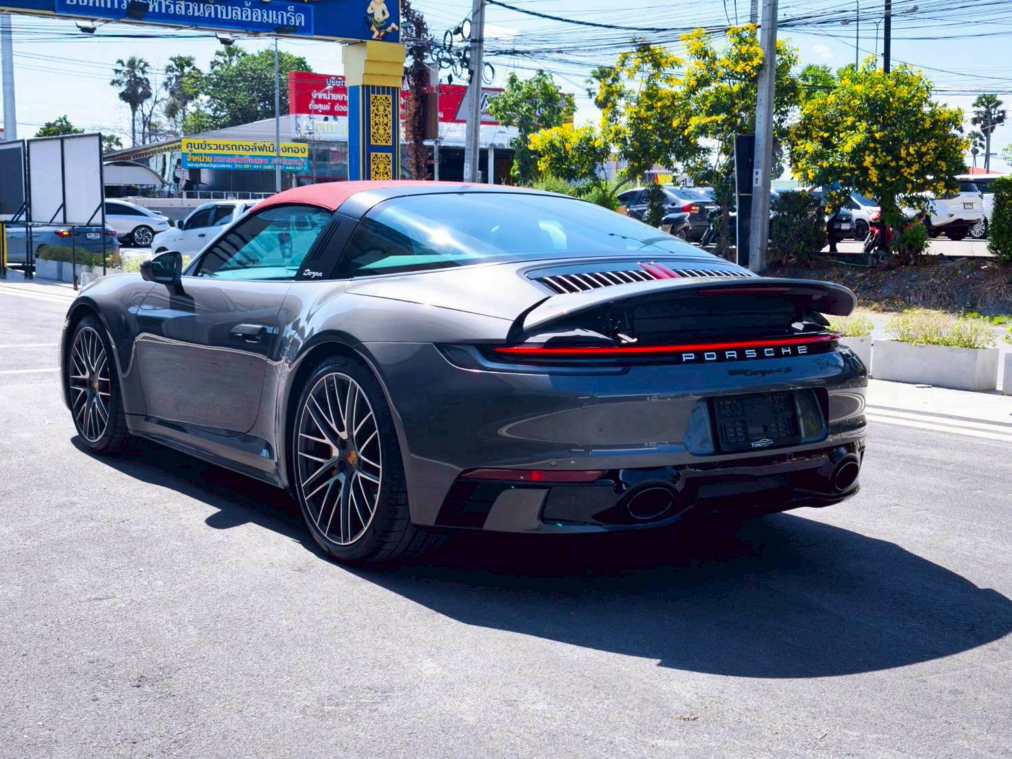 2022 Porsche 911 Targa 4S สีเทา (รูปที่ 13)