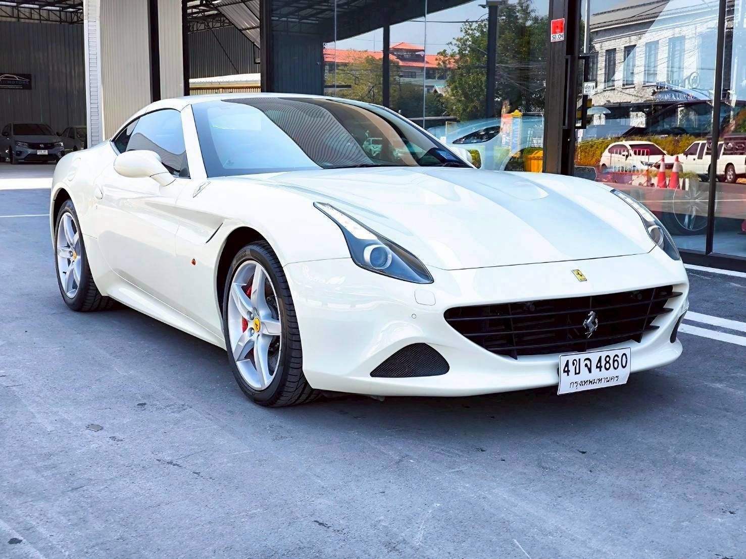 2015 Ferrari California T สีขาว