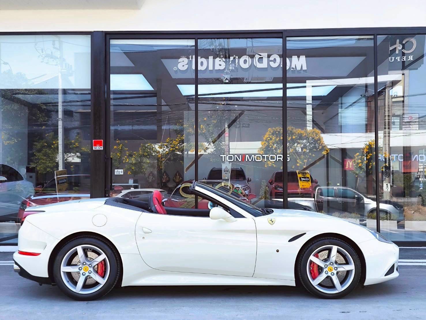 2015 Ferrari California T สีขาว (รูปที่ 18)
