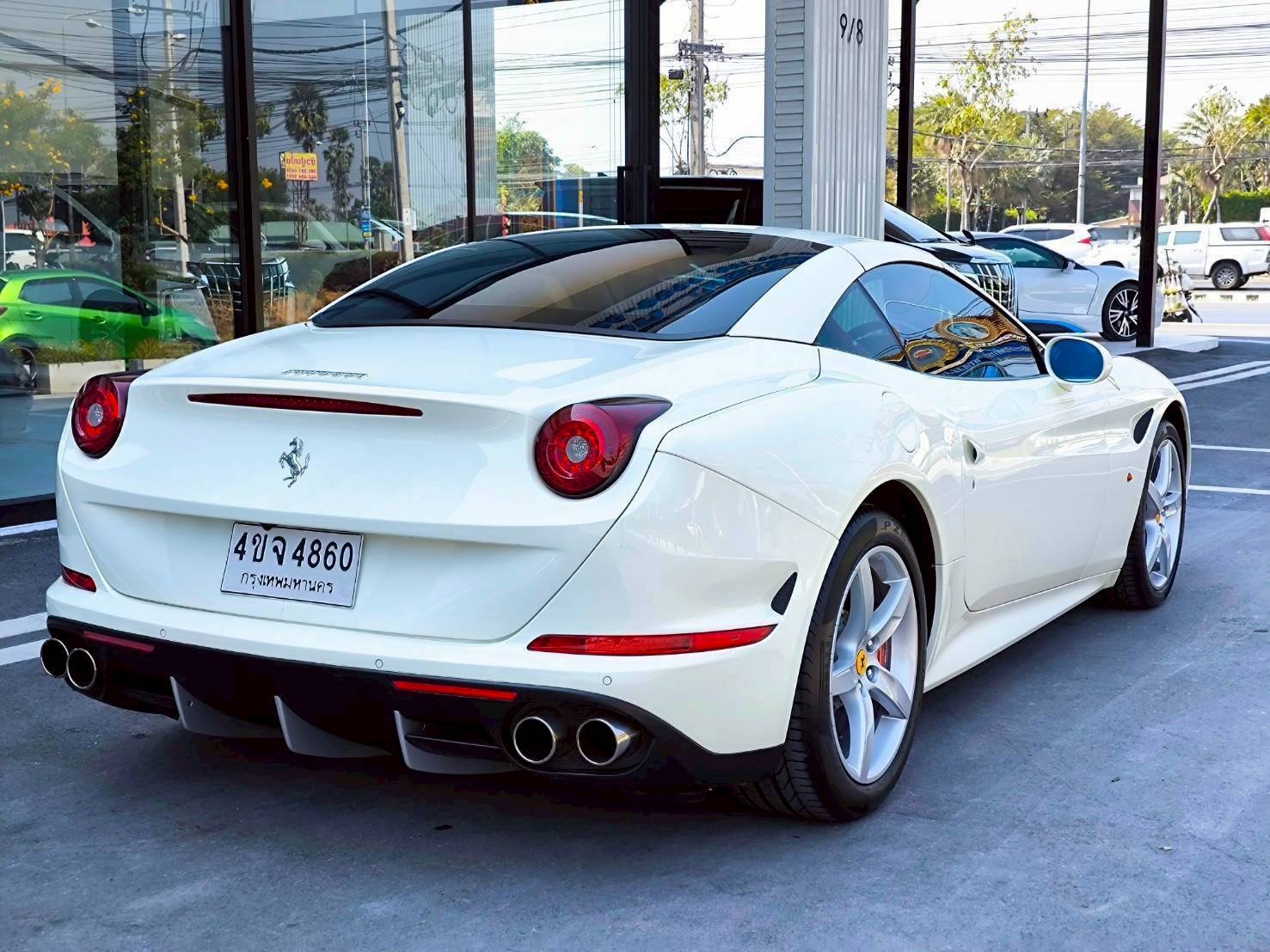 2015 Ferrari California T สีขาว (รูปที่ 12)