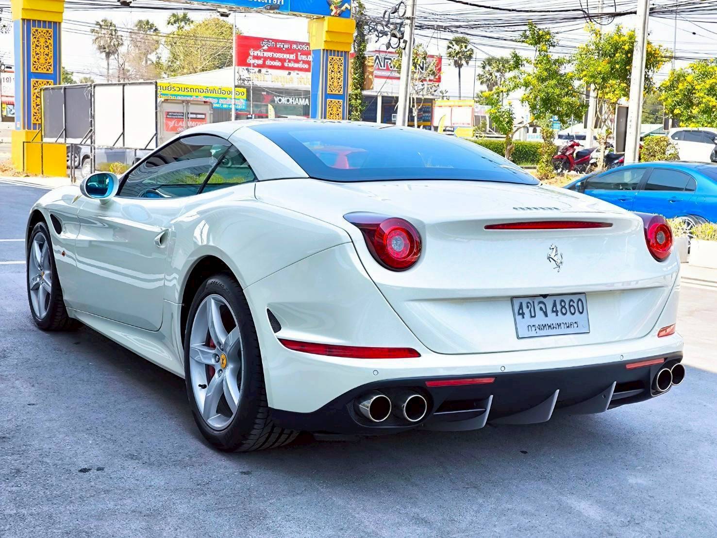 2015 Ferrari California T สีขาว (รูปที่ 17)