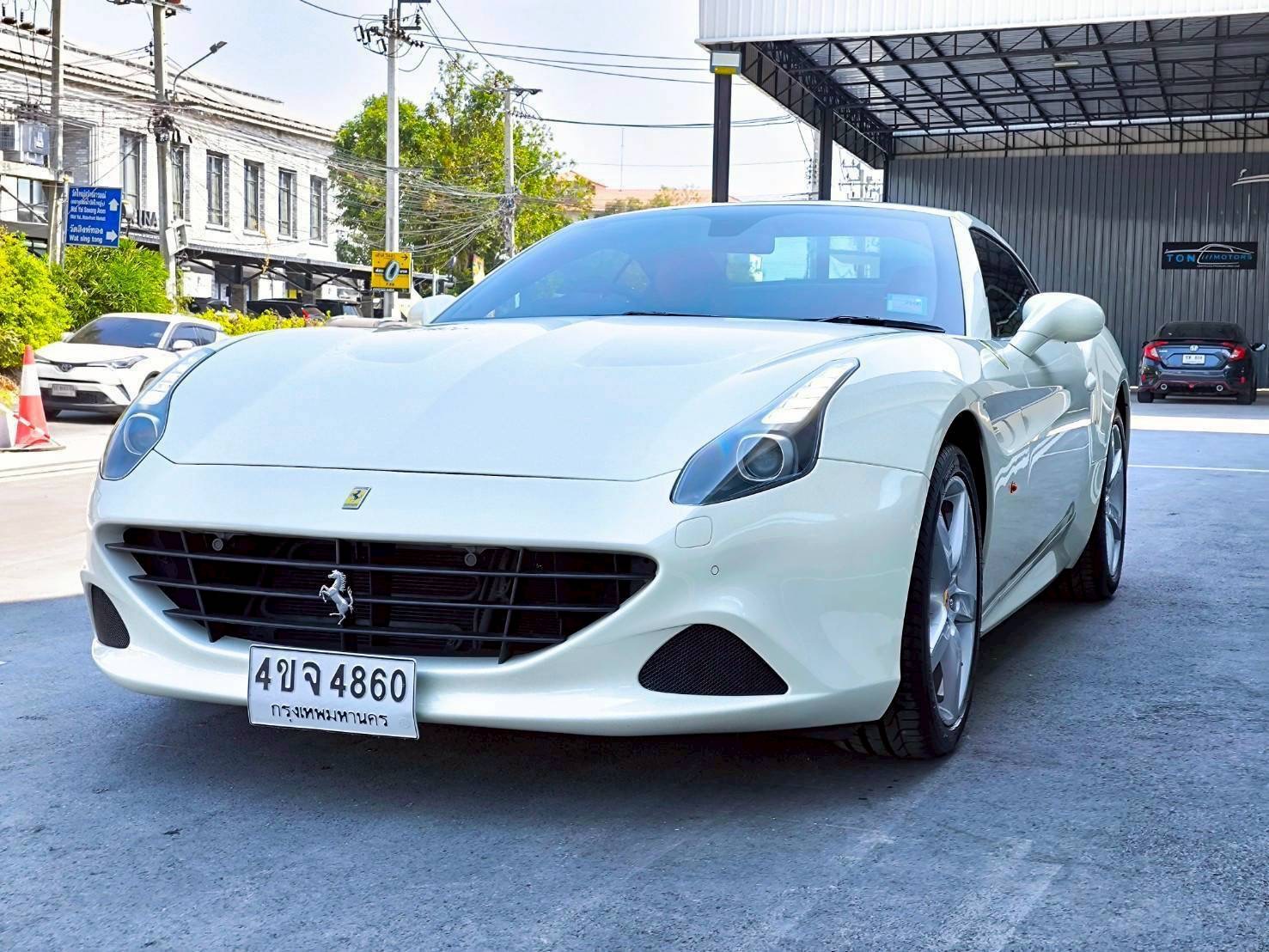 2015 Ferrari California T สีขาว (รูปที่ 3)