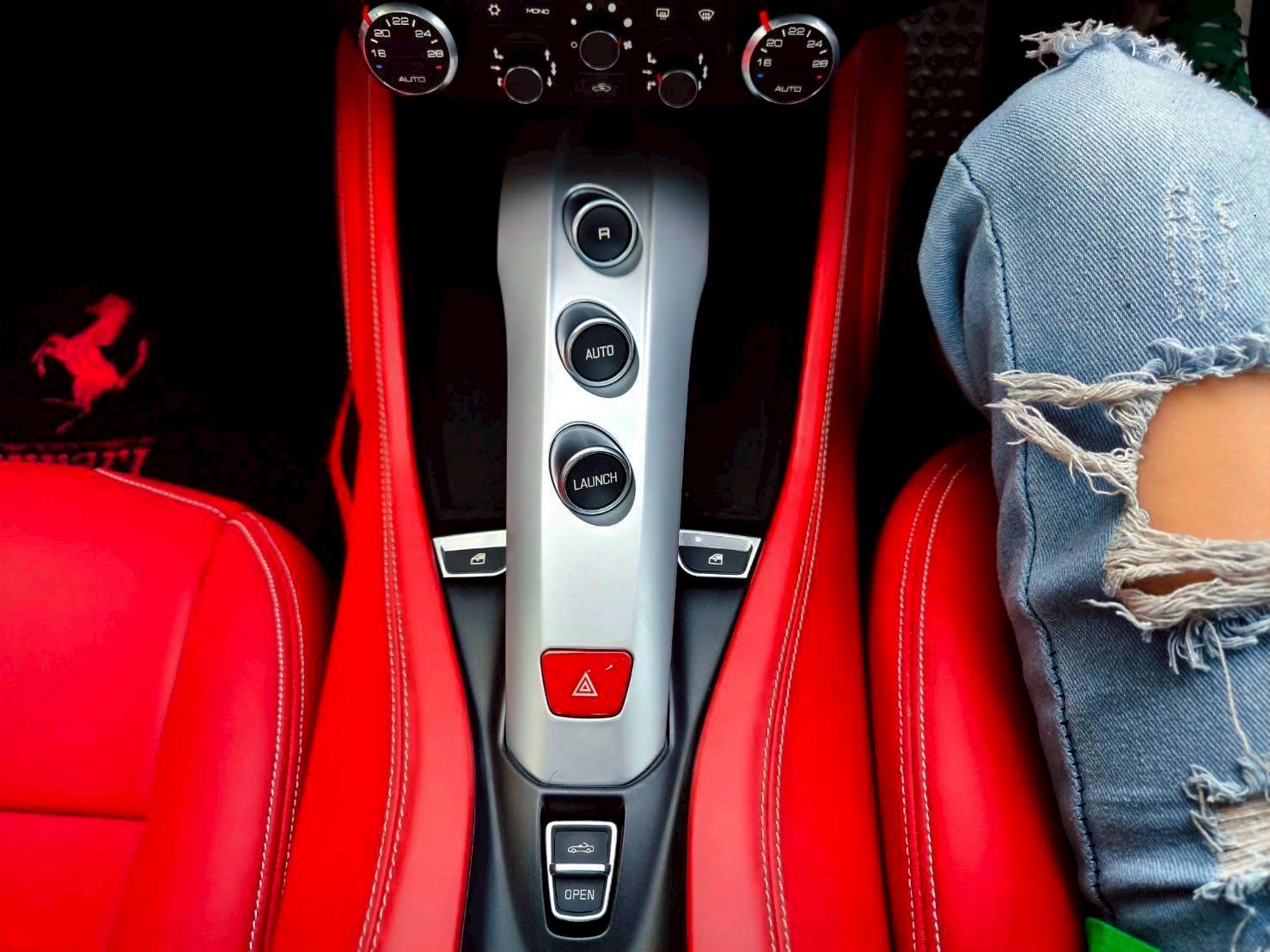 2015 Ferrari California T สีขาว (รูปที่ 9)