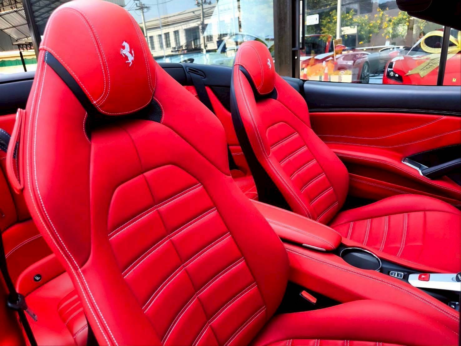 2015 Ferrari California T สีขาว (รูปที่ 8)