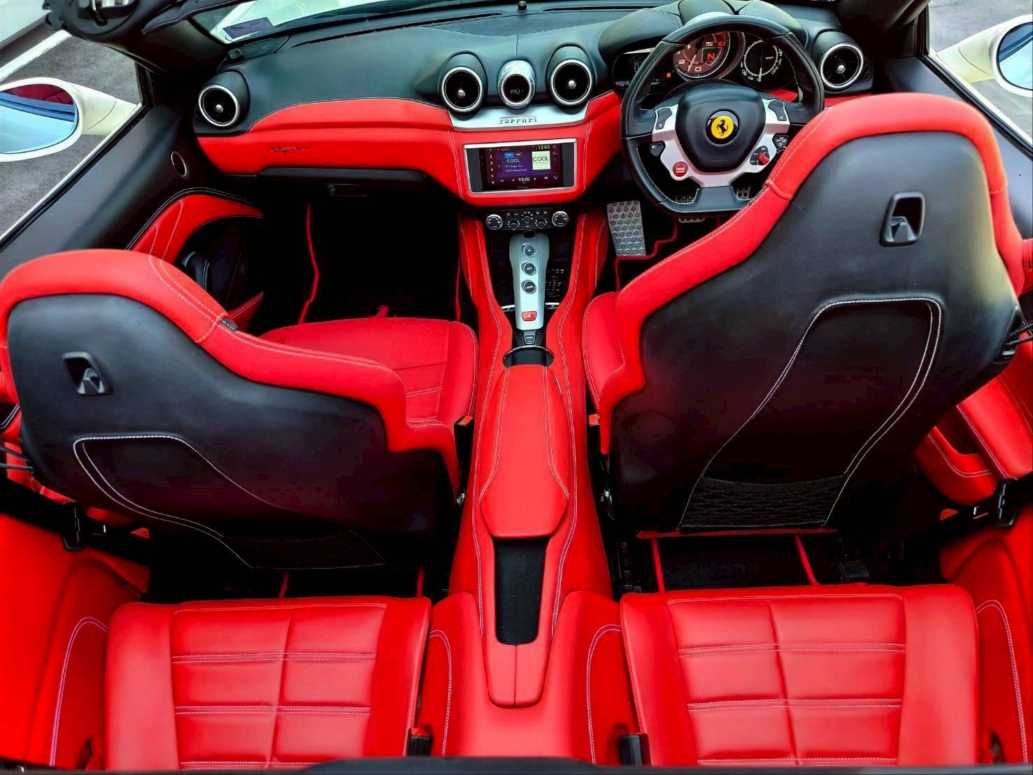 2015 Ferrari California T สีขาว (รูปที่ 10)