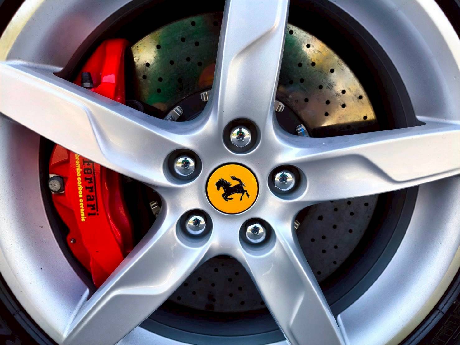 2015 Ferrari California T สีขาว (รูปที่ 13)