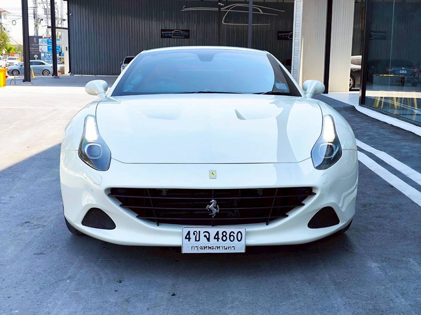 2015 Ferrari California T สีขาว (รูปที่ 2)