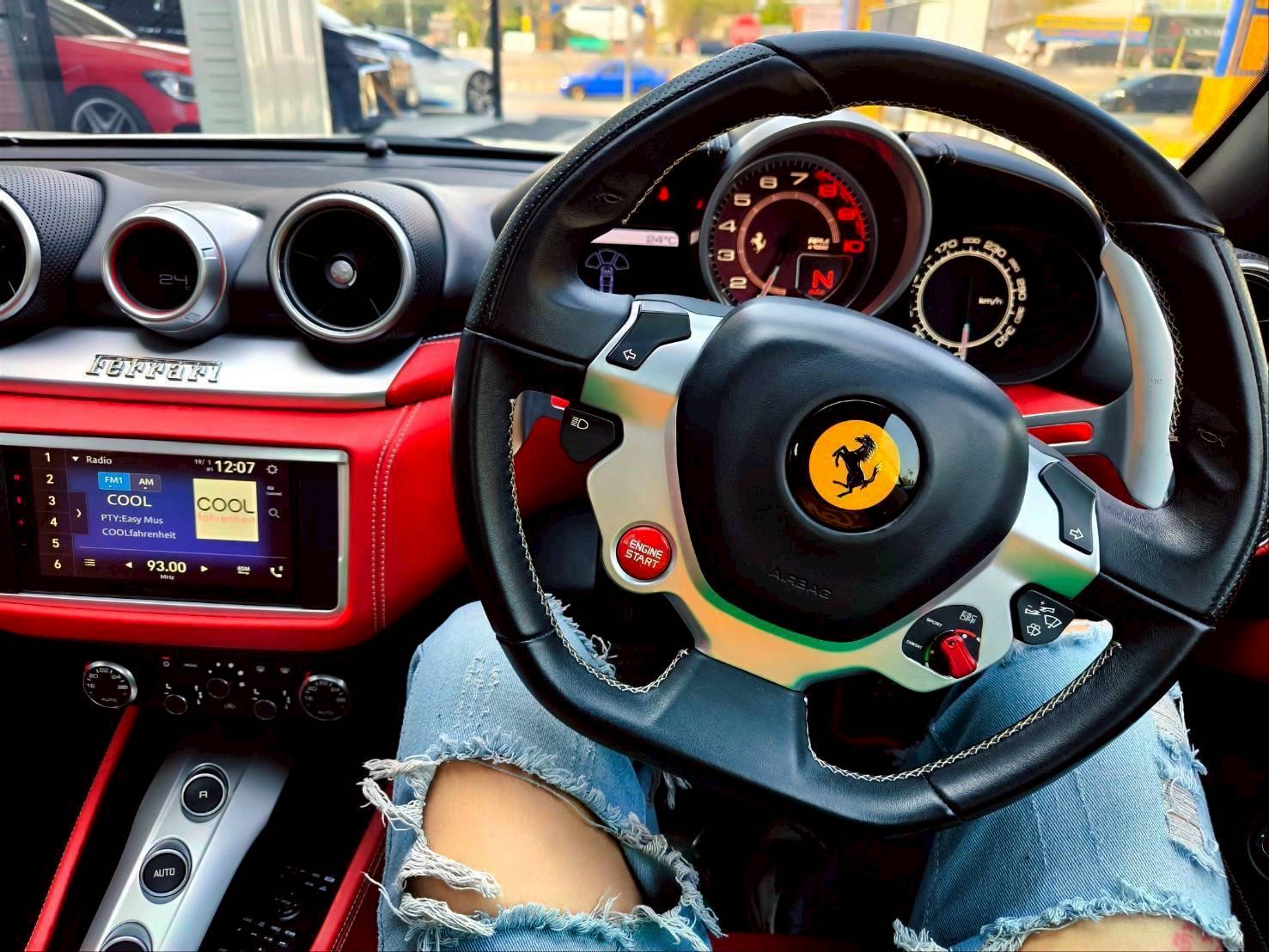 2015 Ferrari California T สีขาว (รูปที่ 7)