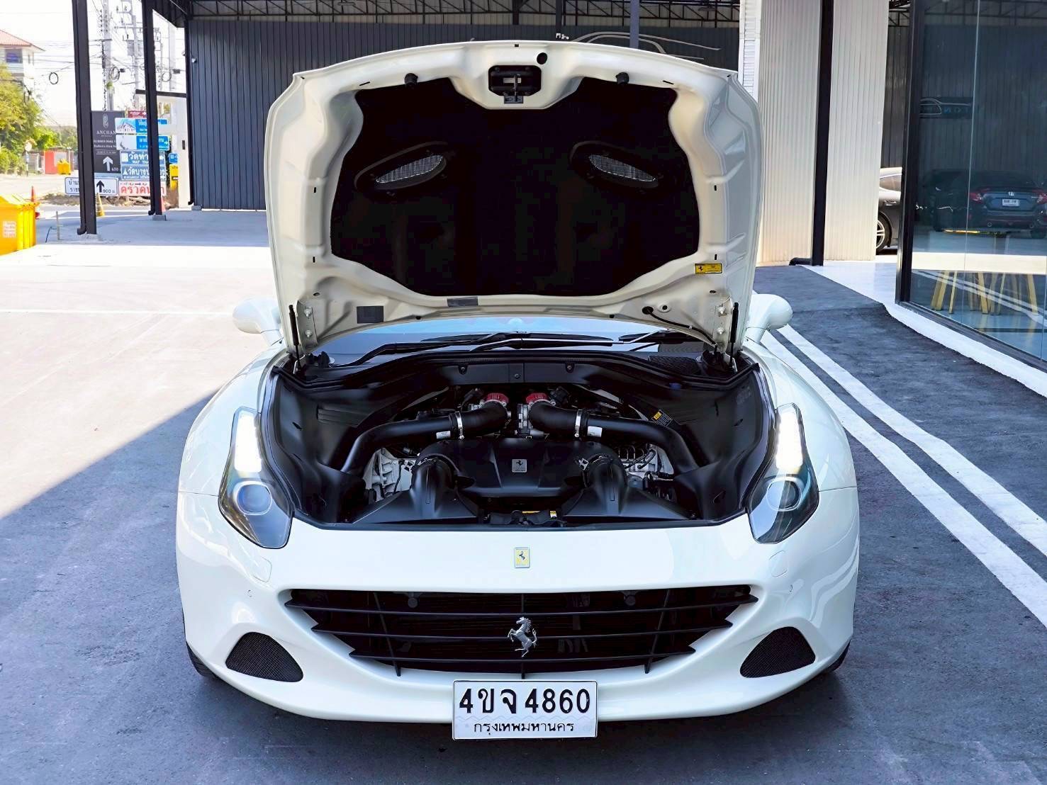 2015 Ferrari California T สีขาว (รูปที่ 4)