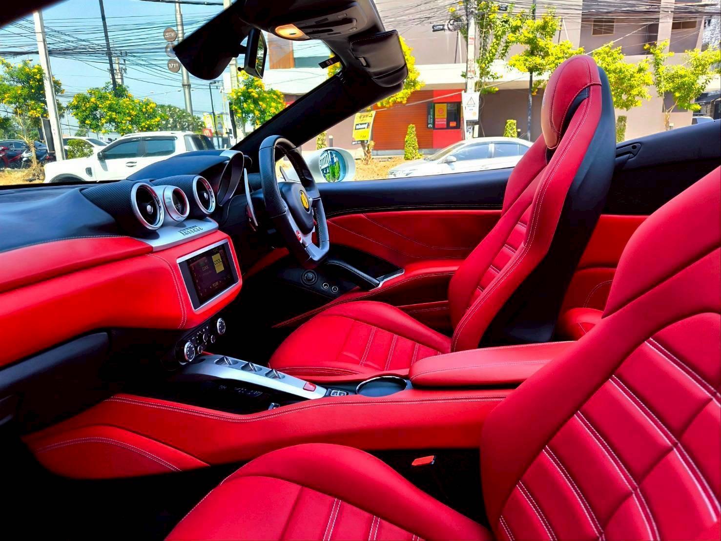2015 Ferrari California T สีขาว (รูปที่ 11)